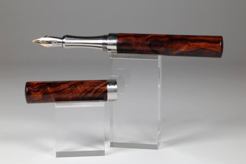 noblePen® EXPLORER Füllfederhalter steel Wüsteneisenholz Maser